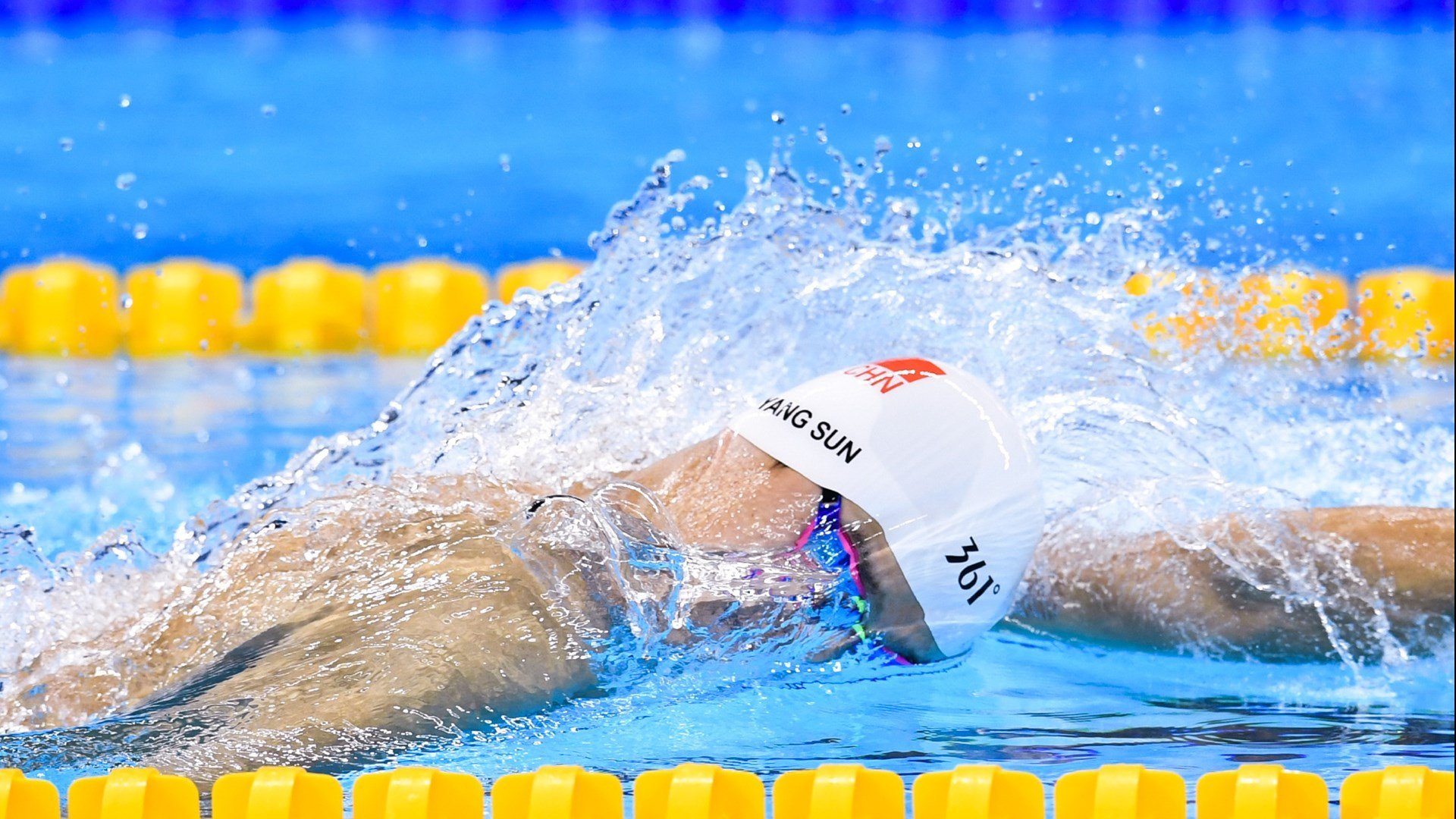 俱乐部在球场维护与安全管理上加大投入，各个俱乐部的球场